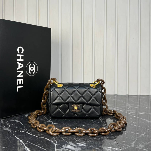 Chanel Flap Bag with Chain
19x12 cm