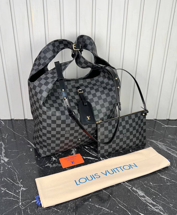Louis Vuitton Atlantis GM
36x34 cm